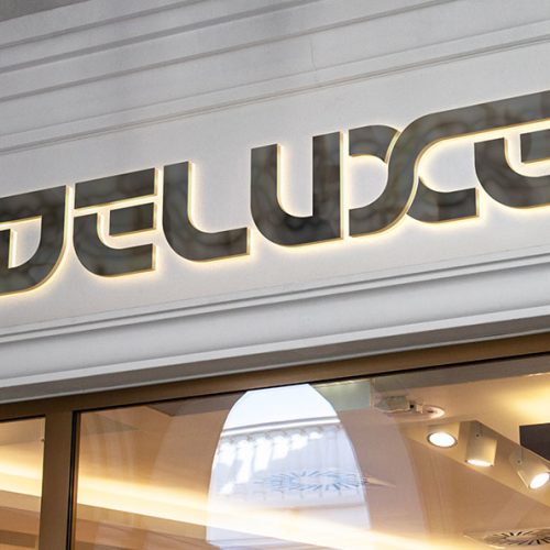 موکاپ لوگو فروشگاه لایه باز